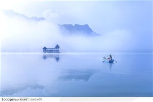 雾气弥漫的梦幻黔江图片