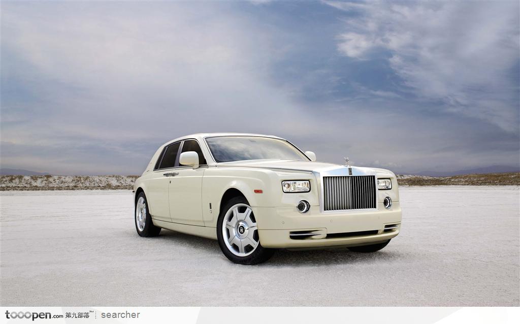 停在沙漠在的白勞斯萊斯rolls-royce豪華汽車(chē)正側(cè)面