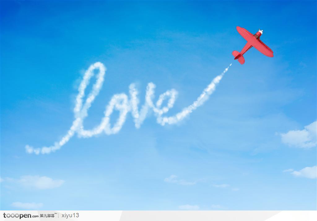 白云拼组合的LOVE--飞机喷过的爱