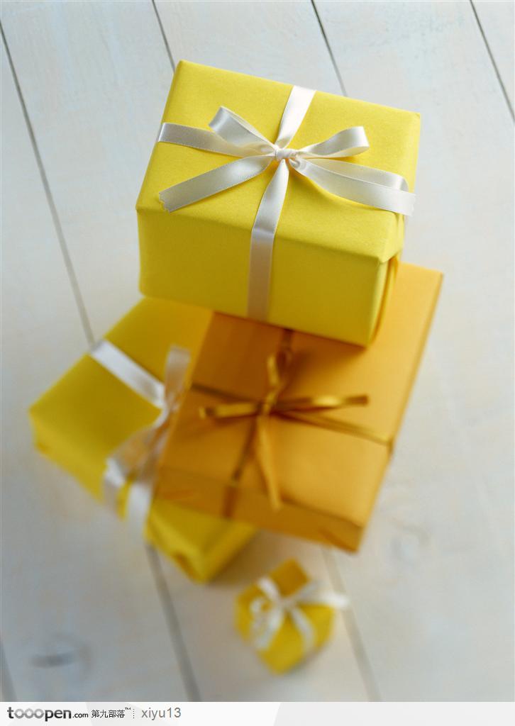 情人节礼物-堆起的黄色礼盒