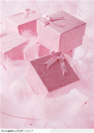 情人节物语-堆起的粉色礼盒