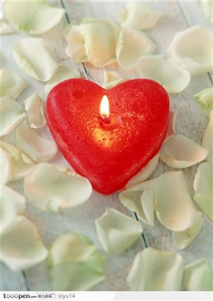浪漫情人节-花瓣上的红心蜡烛