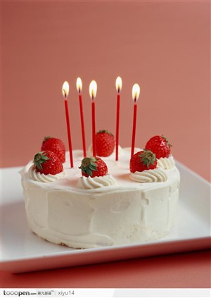 浪漫情人节-蛋糕上点燃的蜡烛