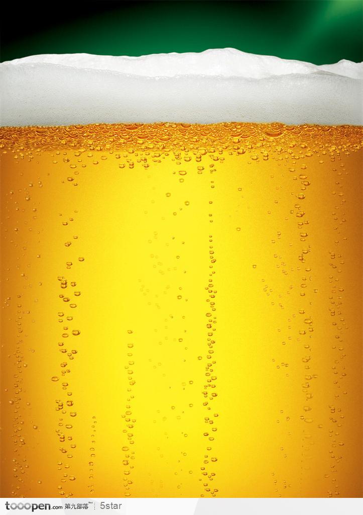 啤酒广告--金黄的啤酒和啤酒泡沫特写