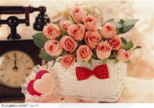 情人节物语-花篮中的粉色玫瑰