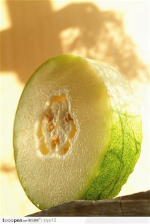蔬菜瓜果-竖起的冬瓜