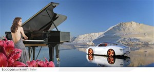 弹钢琴的外国美女和停在山湖上的豪华汽车