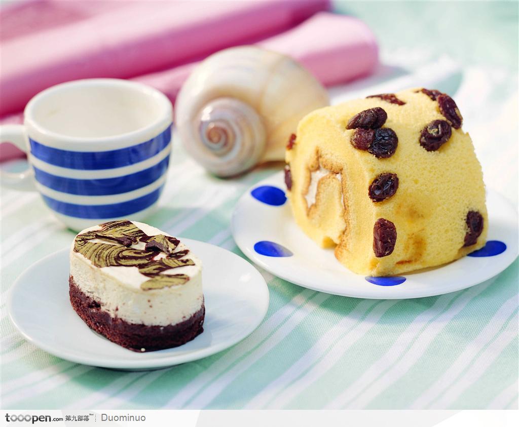 葡萄奶油卷心蛋糕和巧克力奶油慕斯蛋糕