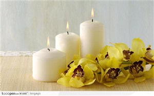 SPA美容静物用品用具--三支点燃的蜡烛和一支兰花