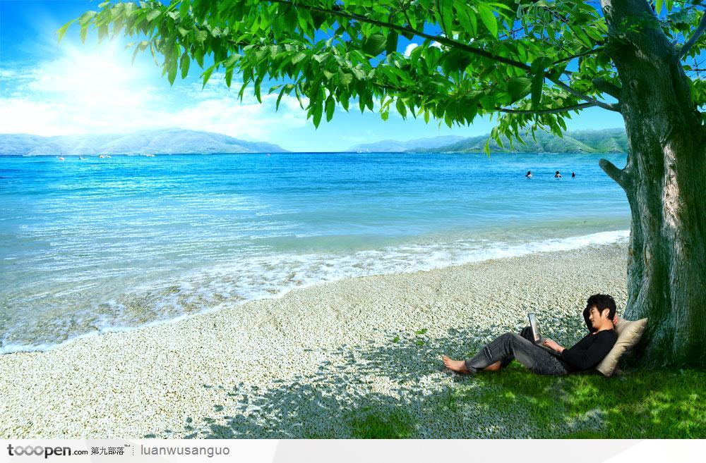 创意PSD—海滩沙滩海边海洋海水阳光树木笔记本电脑蓝天白云