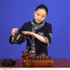 中国传统茶艺-拿着茶壶倒水的女性