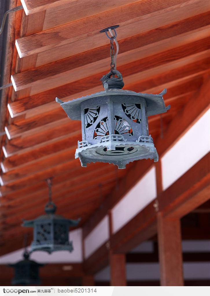 园林漂亮素材-日式园林房屋屋檐下的路灯