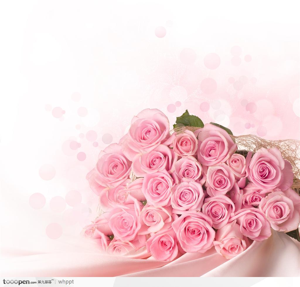 放在桌子上的粉色玫瑰花