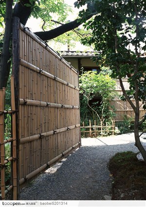 日式园林漂亮素材-木质栅栏边的石子路