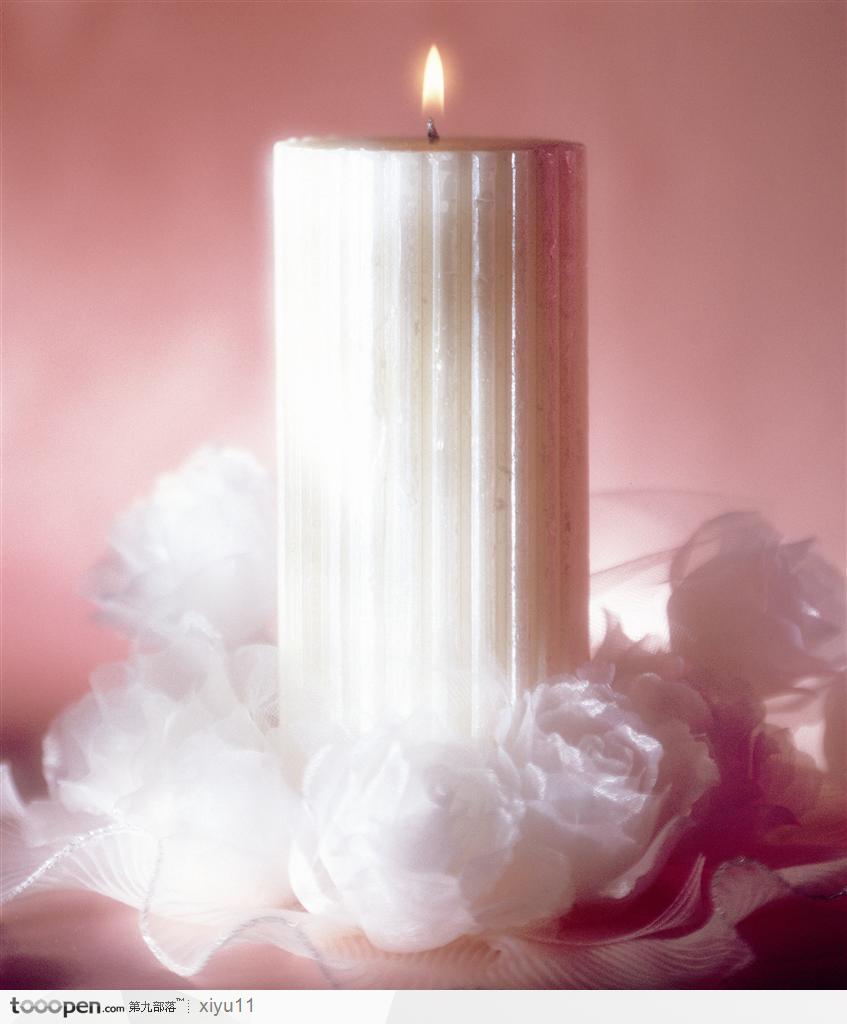 温馨烛光-白色柱形蜡烛