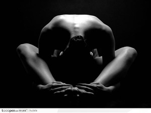 女性抱头坐姿的国外大师黑白人体艺术