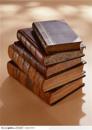 一堆叠起的古老精装豪华书本
