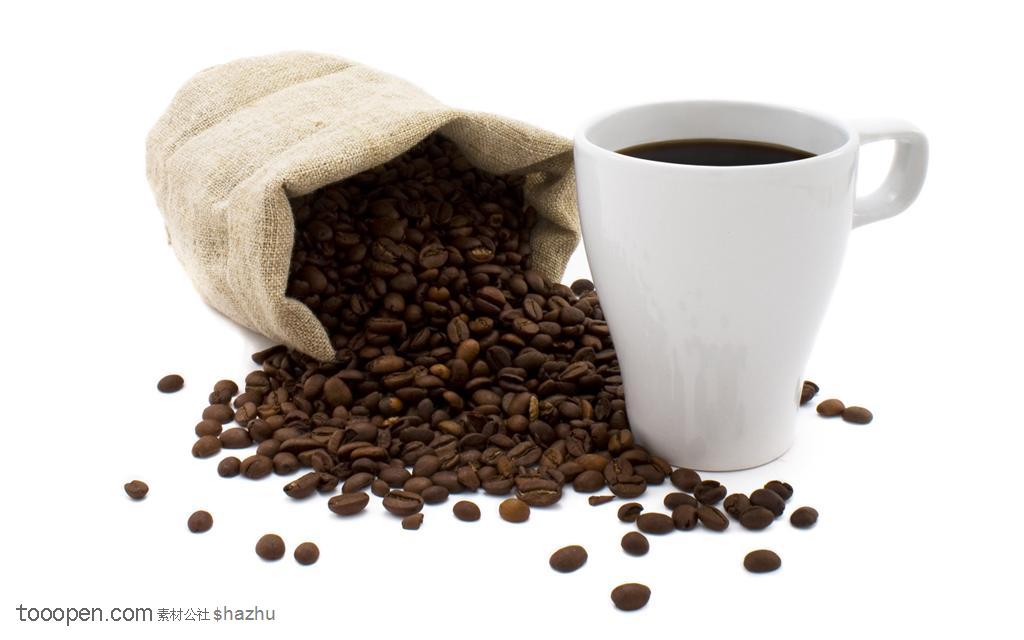 布袋里散落的咖啡豆与咖啡杯