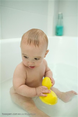 可爱婴儿  在浴缸里玩着小鸭子的儿童