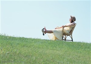 坐在草地上放松休闲女性图片