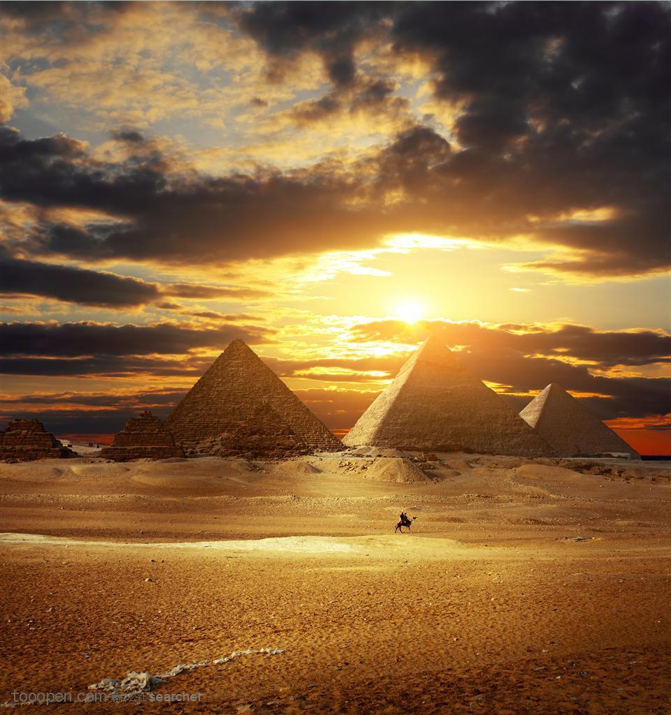 夕阳下的埃及金字塔