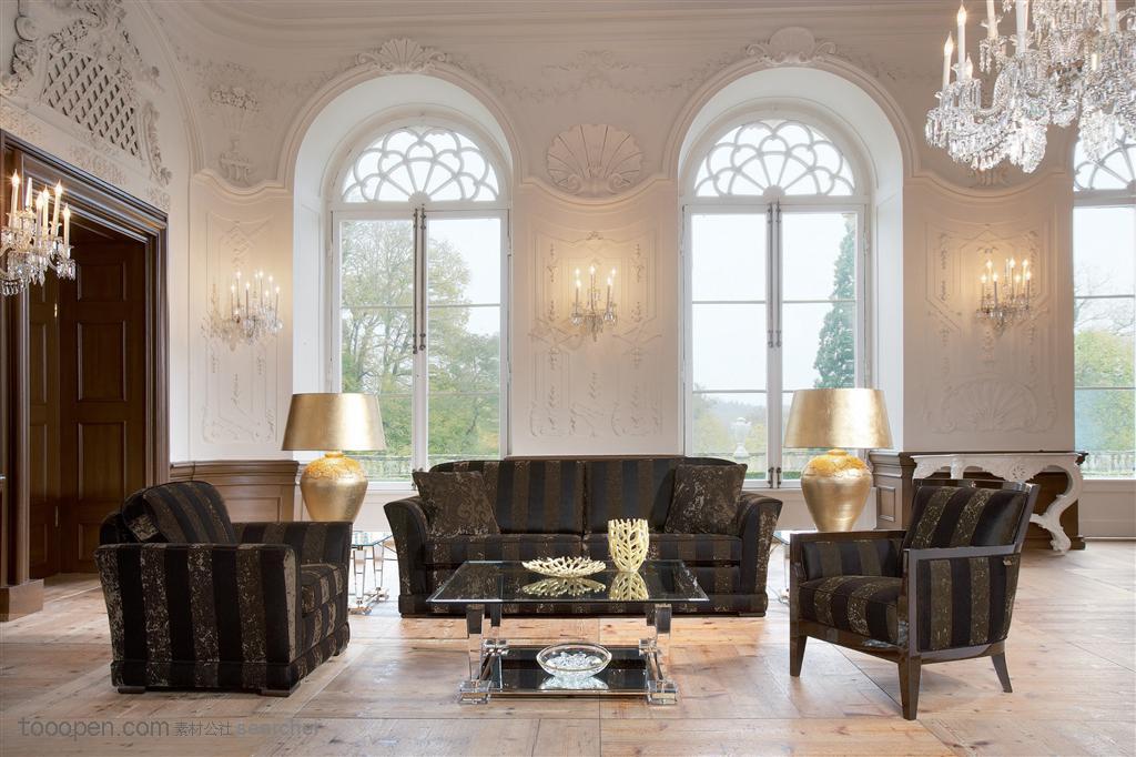 欧洲皇宫宫廷内部奢华装修和水晶灯和沙发