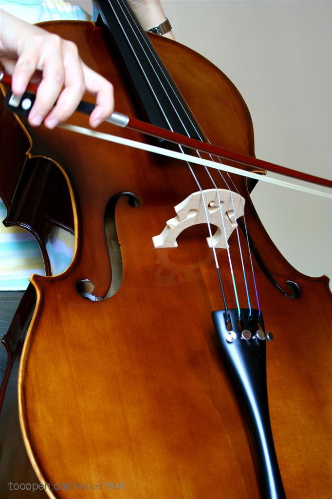 乐器大提琴-拉大提琴的手部特写