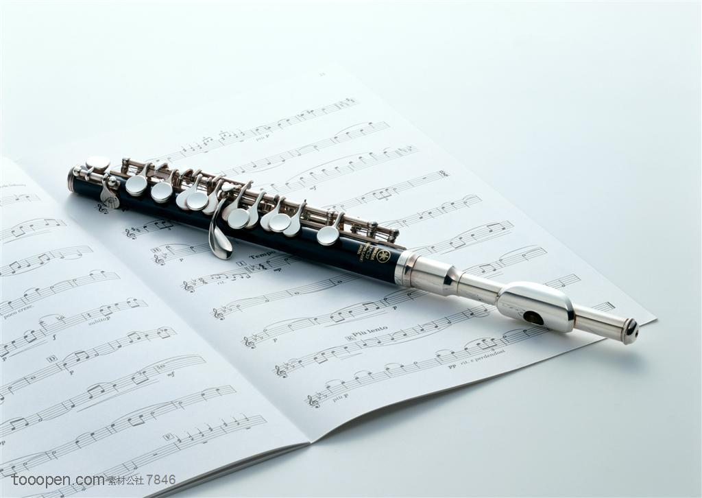 乐器-笛子放在展开的乐谱上
