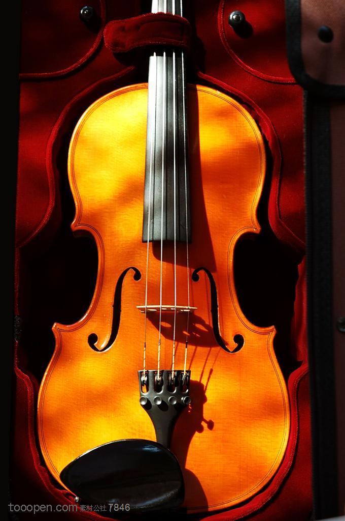 乐器小提琴-放在盒子里装好的小提琴