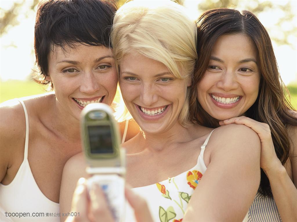 对着手机玩自拍的三位漂亮外国美女