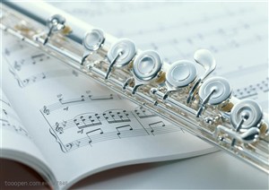乐器- 摆放在乐谱上的笛子特写
