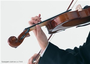 乐器-穿西装的男士拉小提琴
