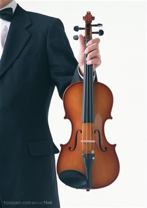乐器-穿西装的男士拿着小提琴
