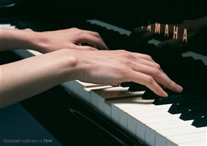 乐器-弹钢琴的手部特写