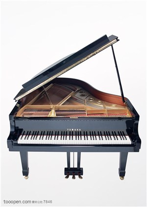 乐器钢琴-一台黑色的钢琴正面特写