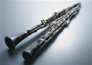 乐器-两根摆放在一起的黑色笛子