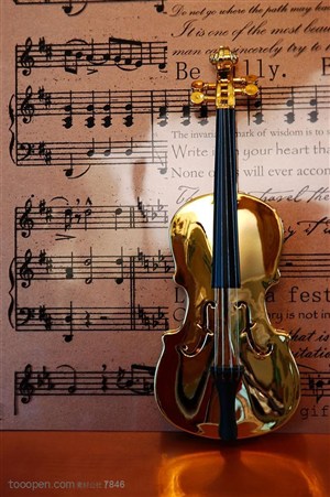 乐器小提琴-摆放在五线谱前的小提琴
