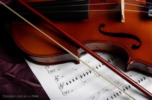 乐器小提琴-放在乐谱上的小提琴