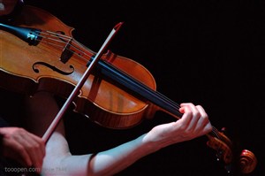乐器小提琴-拉小提琴的手臂特写