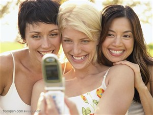 对着手机玩自拍的三位漂亮外国美女