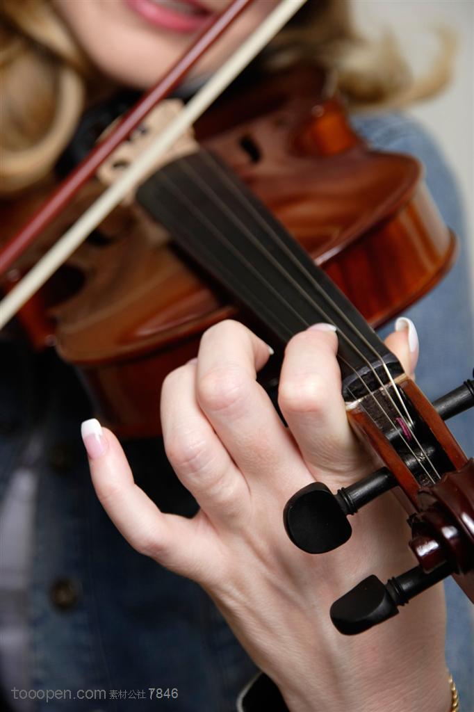 演奏小提琴-拉小提琴的外国美女手部特写