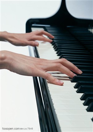 乐器-正在弹钢琴的双手