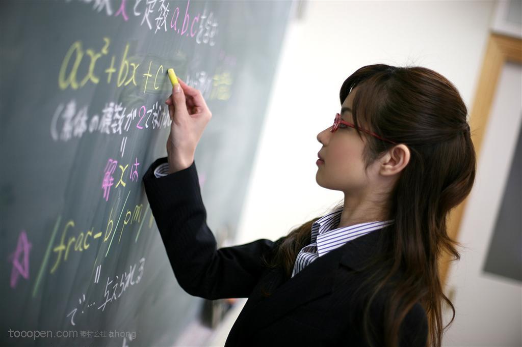 黑板上写字的高清女老师讲课图片下载