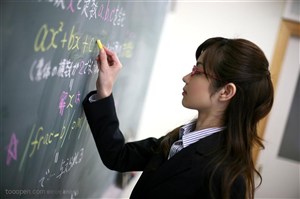 黑板上写字的高清女老师讲课图片下载