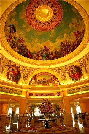 宫廷大堂的欧式圆形屋顶和古典欧洲油画