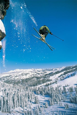 户外运动-悬崖上飞下的滑雪运动员