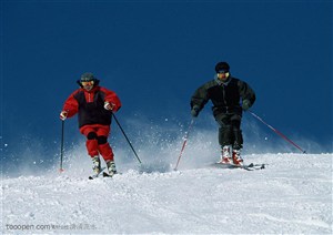 滑雪运动-雪山上滑下的两人