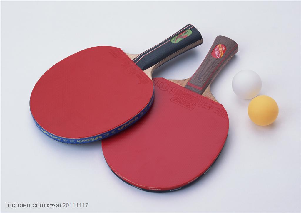 球类运动-两个乒乓球拍和球特写