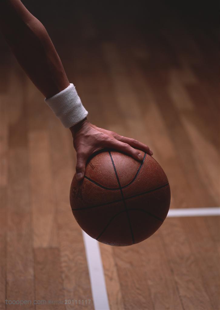 球类运动-手握篮球