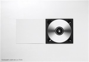 CD盒-打开空白CD盒里面装着光盘